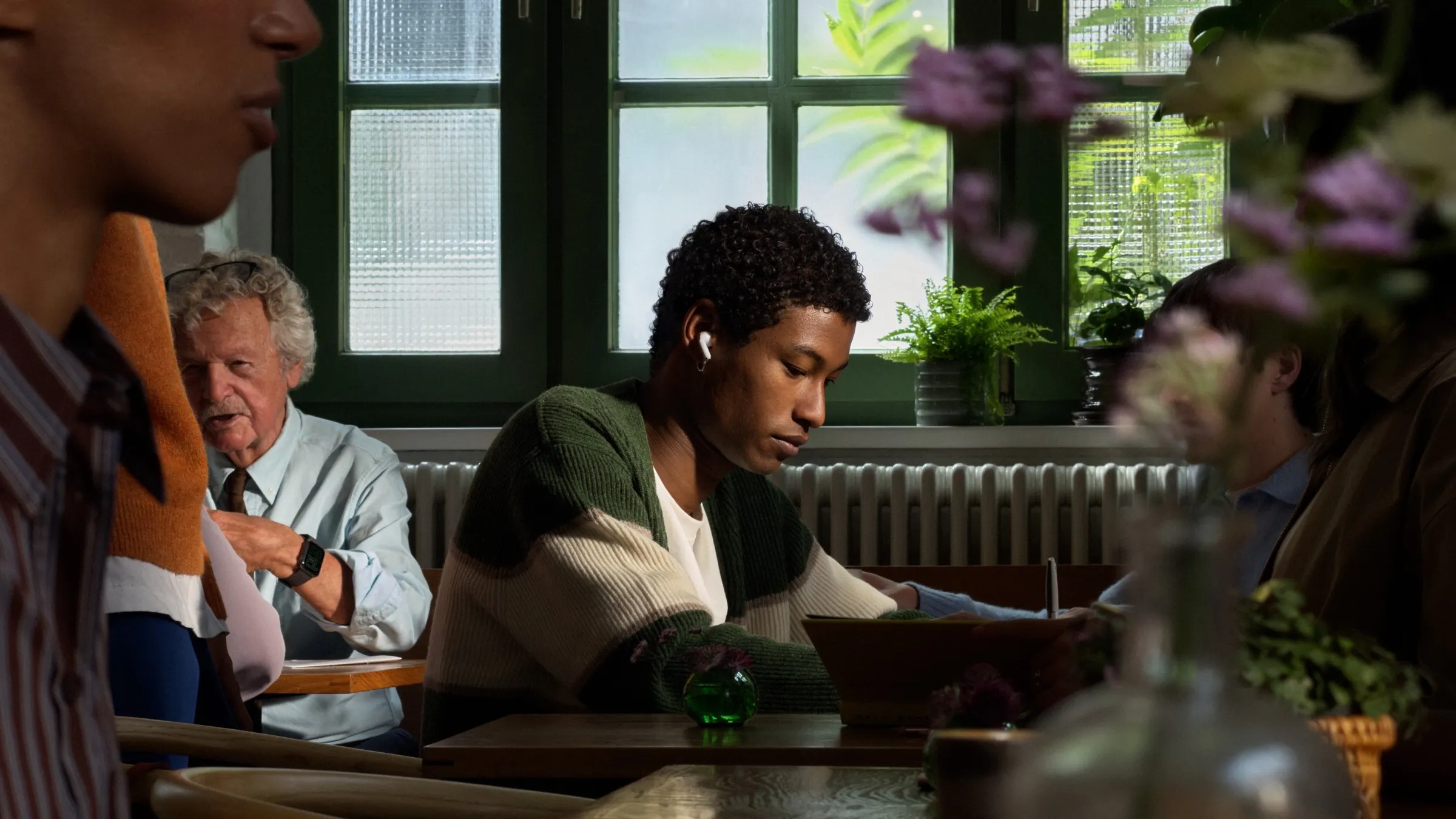 Die AirPods 5 im Alltag, weiterhin mit offenem Design ohne Silikonaufsatz. Bild: Apple