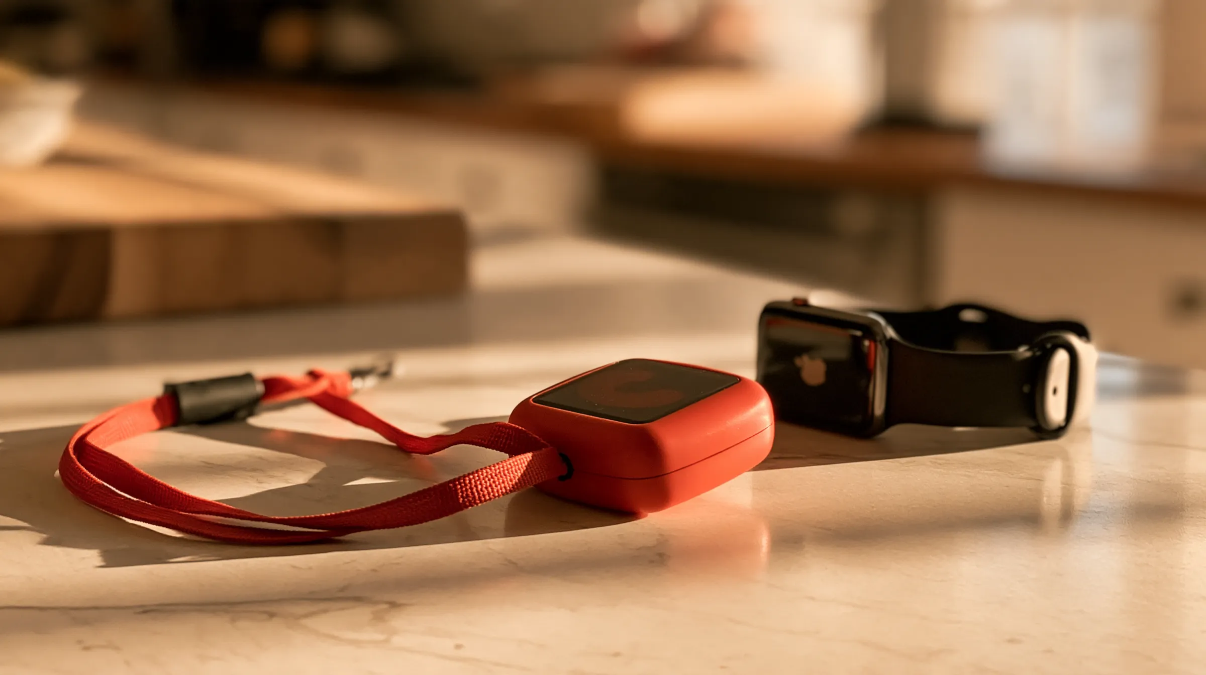 Apple Watch oder Hausnotruf: Was für allein lebende Eltern besser ist