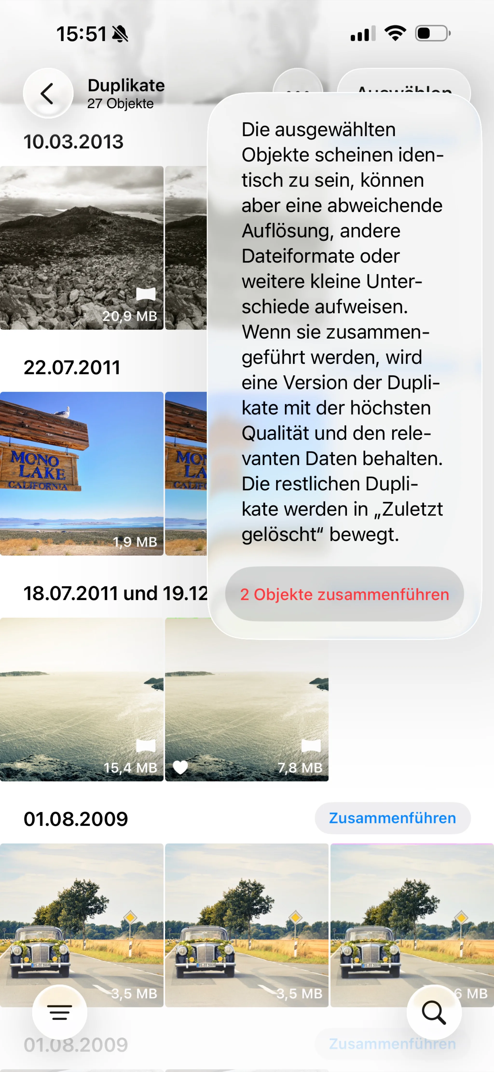 iOS erkennt doppelte Fotos automatisch und führt sie auf Tippen zusammen.